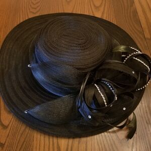 Elegant Black Women's Hat with Decorative Feathers